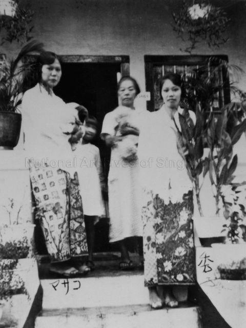 Japanese ladies' fashion in the 1930s and young Hideko Nishida (right) who is dressed in the sarong kebaya