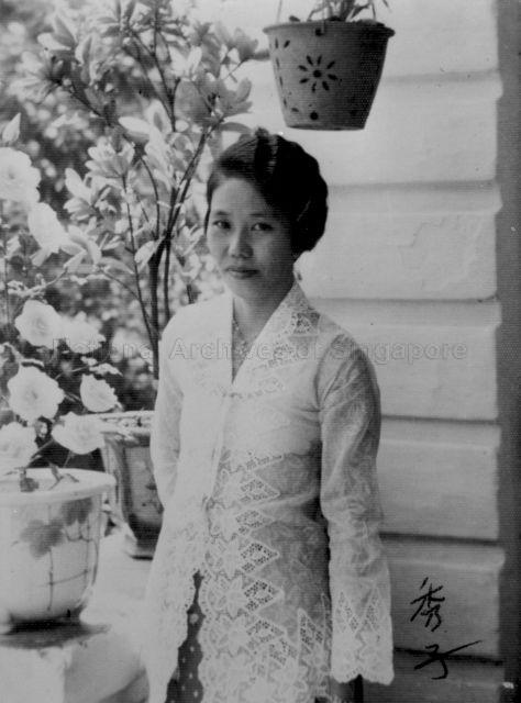 Japanese ladies' fashion in the 1930s and young Hideko Nishida who is dressed in the sarong kebaya