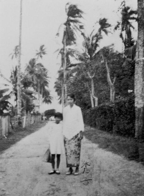 Japanese ladies' fashion in the 1930s and young Hideko Nishida who is dressed in the sarong kebaya