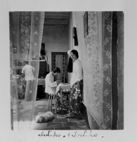 Japanese ladies' fashion in the 1930s and young Hideko Nishida who is dressed in the sarong kebaya