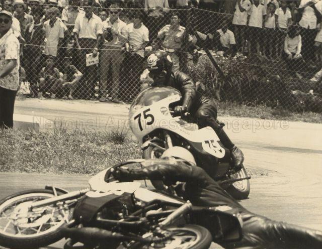 Japanese racer fell in Singapore Grand Prix, Number 75, was Lee Wing Sang