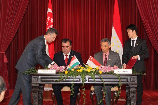 Taken at: Joint statement by Prime Minister Lee Hsien Loong and Tajik President Emomali Rahmon on Bilateral Cooperation between Singapore and Tajikistan, and Memorandum of Understanding between the Ministries of Foreign Affairs of Singapore and Tajikistan on Bilateral Consultations, at the Istana Pictured: Prime Minister Lee Hsien Loong and President of Tajikistan Emomali Rahmon