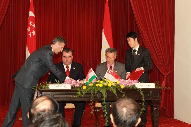 Taken at: Joint statement by Prime Minister Lee Hsien Loong and Tajik President Emomali Rahmon on Bilateral Cooperation between Singapore and Tajikistan, and Memorandum of Understanding between the Ministries of Foreign Affairs of Singapore and Tajikistan on Bilateral Consultations, at the Istana Pictured: Prime Minister Lee Hsien Loong and President of Tajikistan Emomali Rahmon