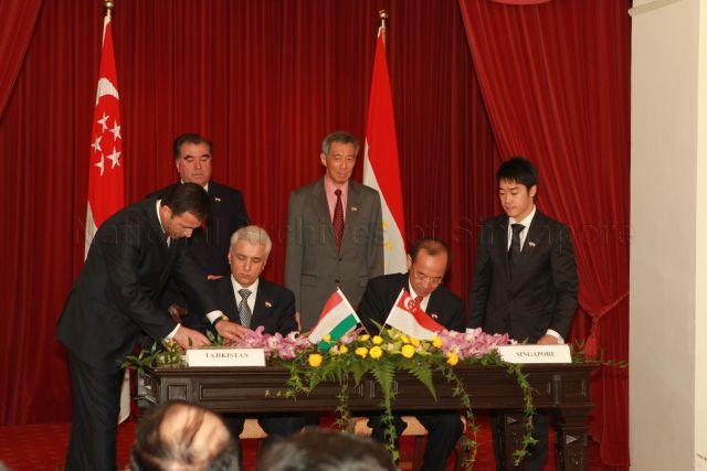 Taken at: Joint statement by Prime Minister Lee Hsien Loong and Tajik President Emomali Rahmon on Bilateral Cooperation between Singapore and Tajikistan, and Memorandum of Understanding between the Ministries of Foreign Affairs of Singapore and Tajikistan on Bilateral Consultations, at the Istana Pictured: Prime Minister Lee Hsien Loong, President of Tajikistan Emomali Rahmon, Minister of Foreign Affairs of Tajikistan Hamrokhon Zarifi and Minister for Foreign Affairs George Yeo