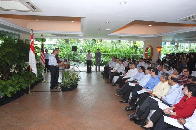 Taken at: Doorstop interview with Prime Minister Lee Hsien Loong and Prime Minister of Malaysia Dato' Sri Mohd Najib Tun Abdul Razak at Shangri-La Hotel during Singapore - Malaysia PMâ€™s Retreat from 23 to 24 May 2010 Pictured: Prime Minister Lee Hsien Loong, Prime Minister of Malaysia Dato' Sri Mohd Najib Tun Abdul Razak, Minister for Foreign Affairs George Yeo, Deputy Prime Minister Wong Kan Seng, Minister for National Development and Leader of the House in Parliament Mah Bow Tan, Minister for Trade and Industry Lim Hng Kiang, Minister for Transport Raymond Lim, Minister for the Environment and Water Resources Dr Yaacob Ibrahim, Minister for Finance Tharman Shanmugaratnam, Minister in the Prime Minister's Office and Second Minister for Finance and Transport Lim Hwee Hua, and Minister for Home Affairs and Law K Shanmugam