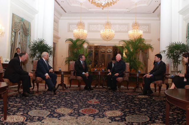Taken at: Call on Minister Mentor Lee Kuan Yew and presentation of Honorary Citizen of Barcelona award by Mayor of Barcelona Jordi Hereu i Boher at Istana Pictured: Minister Mentor Lee Kuan Yew, Mayor of Barcelona Jordi Hereu i Boher and Principal Private Secretary to Minister Mentor Lee Kuan Yew, Chee Hong Tat