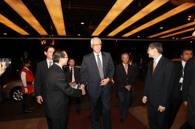 Taken at: National University Hospital (NUH)'s 25th Anniversary Gala Dinner at Shangri-La Hotel Pictured: Guest-of-Honour Senior Minister Goh Chok Tong and Chairman of National University Health System Lim Yong Wah