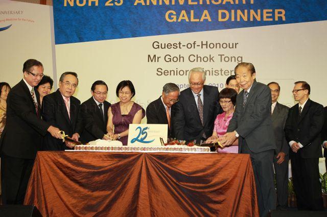 Taken at: National University Hospital (NUH)'s 25th Anniversary Gala Dinner at Shangri-La Hotel Pictured: Guest-of-Honour Senior Minister Goh Chok Tong, Chairman of National University Health System Lim Yong Wah, Chief Executive Officer of NUH Dr Joe Sim and Permanent Secretary for Health Yong Ying-I