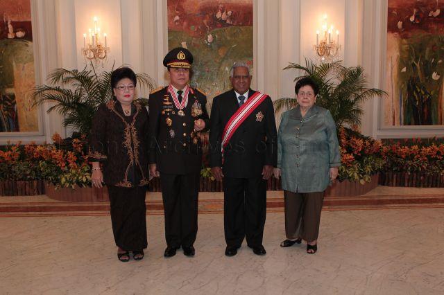 Taken at: Distinguished Service Order (P) Investiture for Chief of Indonesian National Police Bambang Hendarso Danuri Pictured: President S R Nathan and his wife Mrs Nathan, and Chief of Indonesian National Police Bambang Hendarso Danuri and his wife Nanny Hartiningsih