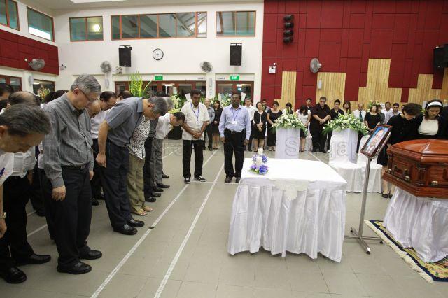 Taken at: Funeral wake for Senior Minister of State for Foreign Affairs Dr Balaji Sadasivan at Cheng San Community Club Pictured: Prime Minister Lee Hsien Loong, and wife and daughter of the late Dr Balaji Sadasivan, Dr Ma Swan Hoo and Anita Sadasivan