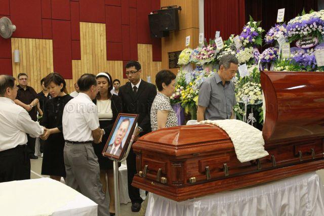 Taken at: Funeral wake for Senior Minister of State for Foreign Affairs Dr Balaji Sadasivan at Cheng San Community Club Pictured: Prime Minister Lee Hsien Loong and his wife Madam Ho Ching, and wife, daughter and son of the late Dr Balaji Sadasivan, Dr Ma Swan Hoo, Anita Sadasivan and Dharma Sadasivan
