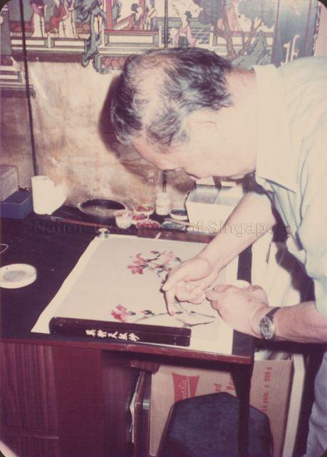 Pioneer artist Chen Wen-Hsi demonstrating finger painting