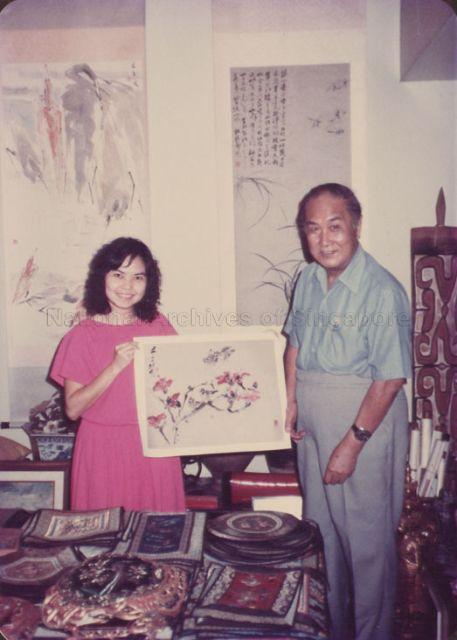 Pioneer artist Chen Wen-Hsi presenting his finger painting to Dr Deng