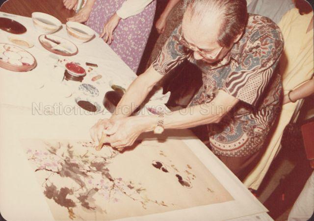 Pioneer artist and leading exponent of finger painting, Wu Tsai Yen demonstrating finger painting at DBS Hall