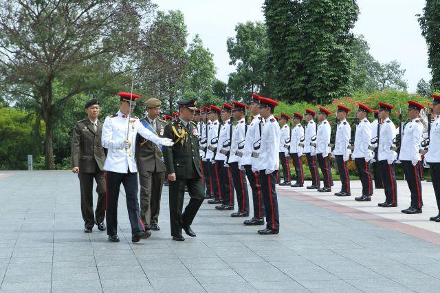 Royal Thai Armed Forces (RTARF) Chief of Defence Forces General Songkitti Jaggabatara inspecting guard of honour during ceremonial welcome at Istana. President S R Nathan presented the Distinguished Service Order (Military) to General Songkitti at a ceremony held in State Room, Istana.