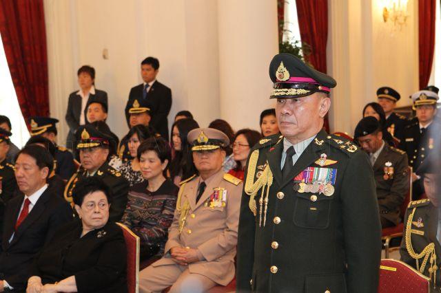 Royal Thai Armed Forces (RTARF) Chief of Defence Forces General Songkitti Jaggabatara at State Room, Istana, to receive Distinguished Service Order (Military) from President S R Nathan. Among those present at the ceremony are Mrs S R Nathan and Deputy Prime Minister and Minister for Defence Teo Chee Hean.