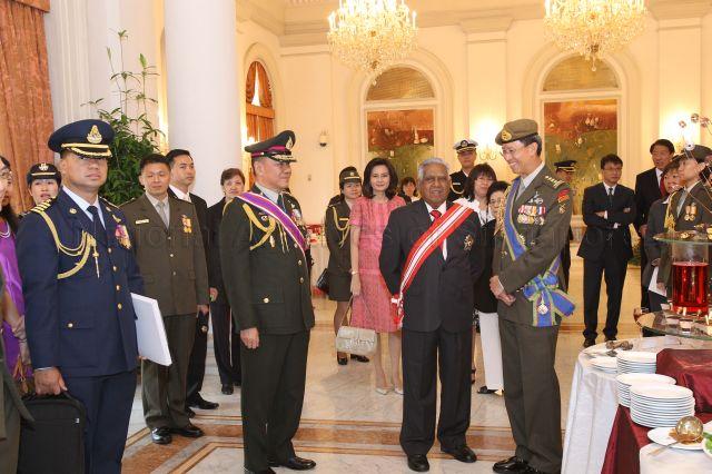 President S R Nathan with Royal Thai Armed Forces (RTARF) Chief of Defence Forces General Songkitti Jaggabatara (third from left), Singapore Chief of Defence Force Lieutenant General Neo Kian Hong (right) and guests at the reception during investiture of Distinguished Service Order (Military) on General Songkitti at Istana