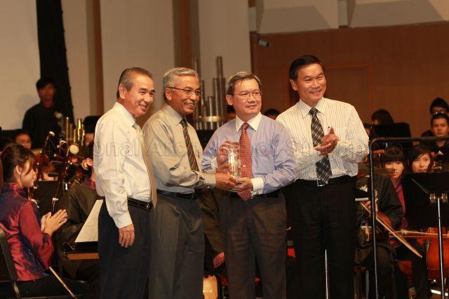 (From left) Chairman of Marsiling Citizens' Consultative Committee Cheong Khim Teck, Senior Parliamentary Secretary to Ministry of Health and Ministry of Manpower and Adviser to Marsiling Grassroots Organisations (GROs) Hawazi Daipi, President and Chief Executive Officer of Sembcorp Marine Wong Weng Sun and Chief Executive Director of People's Association Yam Ah Mee posing for photograph during Time Rhapsody concert by Marsiling Chinese Orchestra at Singapore Conference Hall