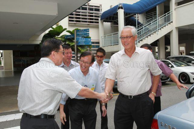 Senior Minister Goh Chok Tong being greeted by the welcome party, including Principal Dr Chin Kim Woon (centre), upon arrival at Tao Nan Primary School to attend &nbsp;Marine Parade Edusave Scholarship and Merit Bursary Awards presentation ceremony