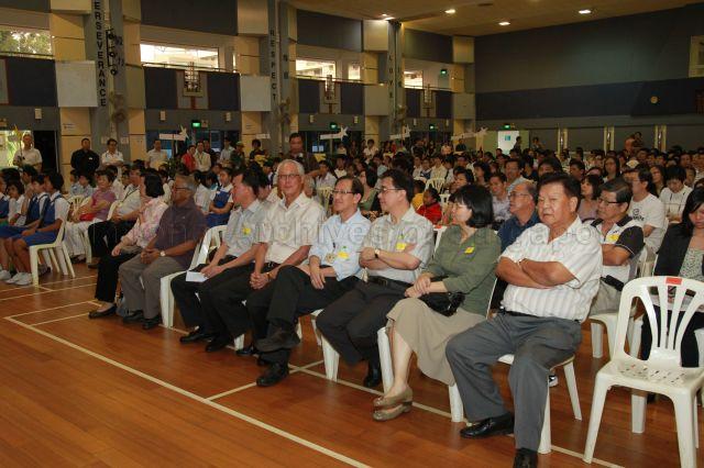 Senior Minister Goh Chok Tong with Principal of Tao Nan Primary School Dr Chin Kim Woon (fourth from right), teaching personnel and grassroots leaders at the school hall during Marine Parade Edusave Scholarship and Merit Bursary Awards presentation ceremony