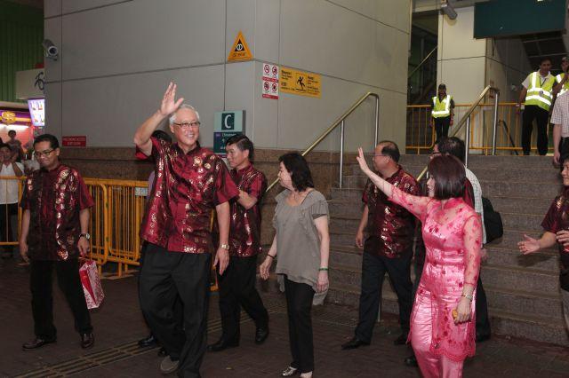 Member of Parliament (MP) for Jalan Besar Group Representation Constituency (GRC) and Adviser to Kreta Ayer-Kim Seng Grassroots Organisations Dr Lily Neo (right), Chief Executive Director of People's Association Yam Ah Mee (third from left) and Kreta Ayer-Kim Seng Citizens' Consultative Committee members giving Senior Minister and Mrs Goh Chok Tong a send-off after official opening of Chinatown Chinese New Year celebration and light up ceremony held at Chinatown Complex. On the left is MP for Bishan-Toa Payoh GRC and Mayor of Central Singapore District Zainudin Nordin.