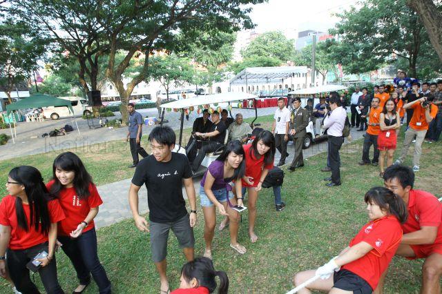 President S R Nathan watching students in tug of war while taking a ride around Singapore Management University (SMU) city campus in a buggy during SMU Patron's Day celebrations