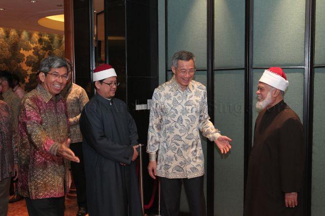 Isa Syed (From right) Former mufti Syed Isa Semait, Prime Minister