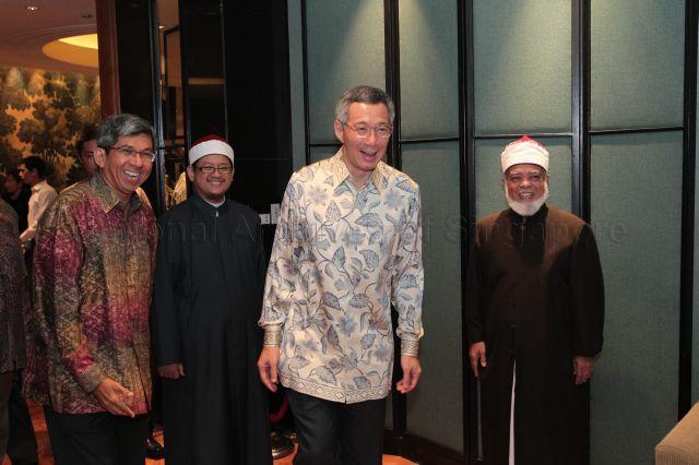 Isa Syed (From right) Former mufti Syed Isa Semait, Prime Minister