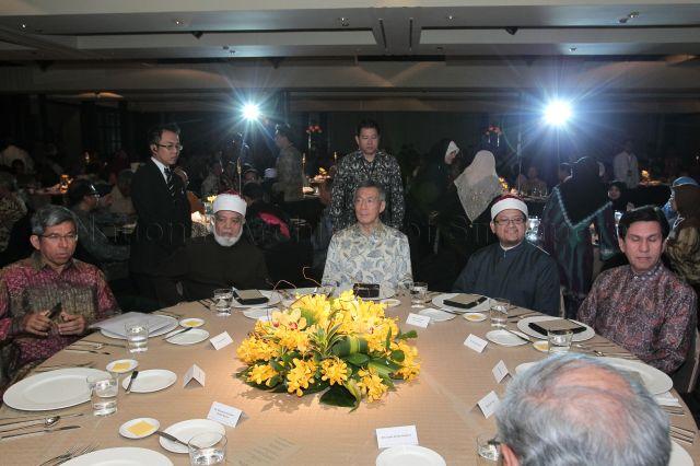 Former mufti Syed Isa Semait (second from left) with Prime Minister Lee Hsien Loong at an appreciation dinner marking his contributions over 38 years as Singapore's top Islamic religious leader held at Grand Hyatt Hotel. Also seated at the table are Minister-in-charge of Muslim Affairs and Minister for the Environment and Water Resources Associate Professor Dr Yaacob Ibrahim (left) and Mufti Mohamed Fatris Bakaram (second from right).
