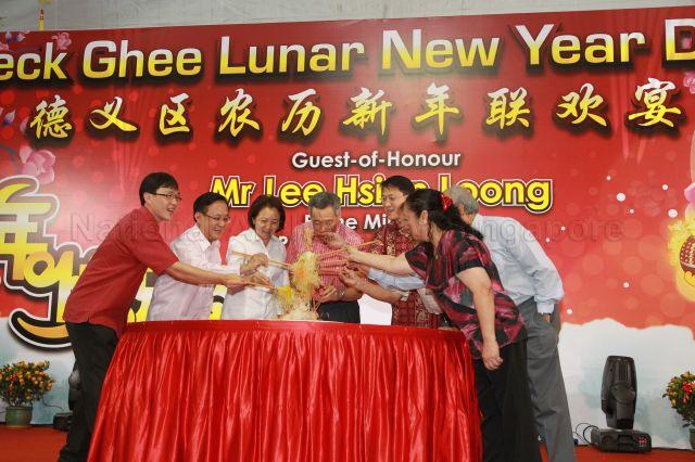 Prime Minister Lee Hsien Loong, Members of Parliament for Yio Chu Kang Seng Han Thong (second from left) and for Ang Mo Kio Group Representation Constituency (GRC) Lee Bee Wah (third from left) with grassroots leaders tossing yusheng (or 'lo hei' in Cantonese, meaning ‘tossing luck’) during Teck Ghee Lunar New Year dinner held at Teck Ghee Community Club