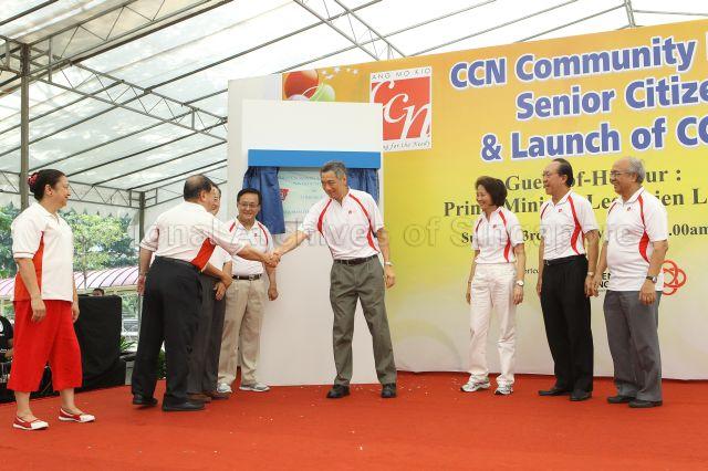 Prime Minister Lee Hsien Loong shaking hands with grassroots leader after unveiling commemorative plaque during opening of Community Care Network (CCN) community fair for senior citizens and launch of CCN Senior Activity Centre (CCNSAC) at Block 420, Ang Mo Kio Avenue 10. Among those looking on are Members of Parliament for Ang Mo Kio Group Representation Constituency (GRC) Lee Bee Wah (third from right) and for Yio Chu Kang Seng Han Thong (third from left).