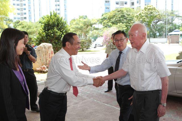 Minister Mentor Lee Kuan Yew being greeted by Executive Chairman of Tee Yih Jia Group and Dunman High School Advisory Committee member Sam Goi upon arrival at the school located at 10 Tanjong Rhu Road for a visit