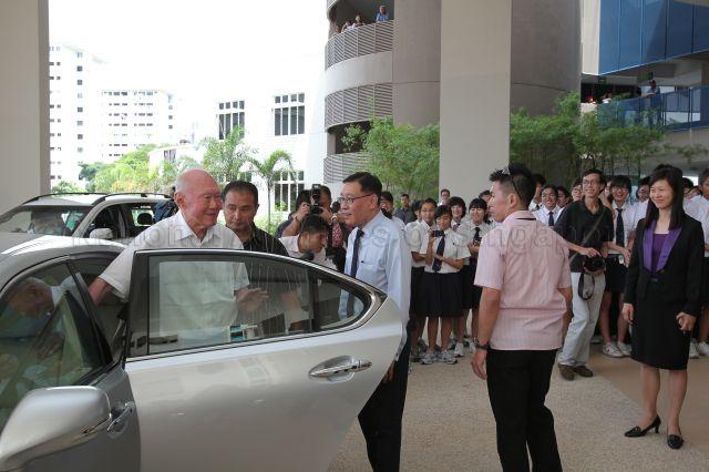 Principal Foo Suan Fong and students giving Minister Mentor Lee Kuan Yew a send-off after his visit to Dunman High School at 10 Tanjong Rhu Road