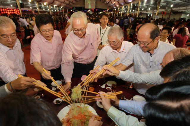 Senior Minister Goh Chok Tong with (from left) grassroots leader Pang Pok, Member of Parliament for Marine Parade Group Representation Constituency (GRC) Ong Seh Hong, Chairman of Kampong Ubi-Kembangan Citizens' Consultative Committee Teo Cheng Swee and grassroots leader George Goh tossing yusheng (or 'lo hei' in Cantonese, meaning ‘tossing luck’) at Kampong Ubi-Kembangan community reunion dinner held at open field next to Eunos Mass Rapid Transit (MRT) station
