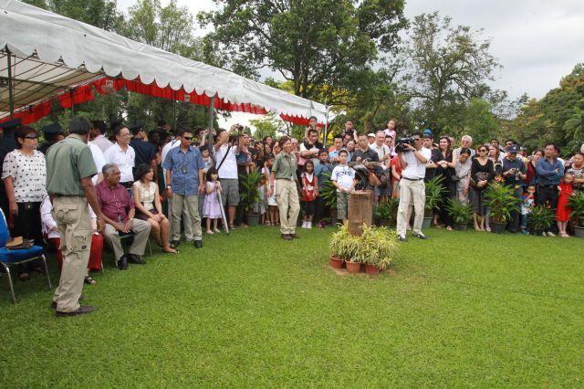 President S R Nathan with visitors watching Jurong Bird Park show featuring a Bateleur eagle from Africa during Istana Open House on the second day of Chinese New Year