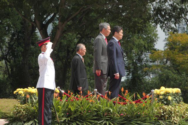 Mongolian Prime Minister Sukhbaatar Batbold, who is on a two-day official visit to Singapore, receiving a ceremonial welcome at Istana. Standing next to him is Prime Minister Lee Hsien Loong.