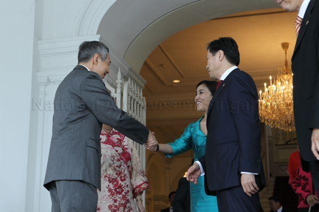 Prime Minister Lee Hsien Loong and his wife, Madam Ho Ching (face hidden), giving Mongolian Prime Minister Sukhbaatar Batbold and his wife, Madam Khorloo Otgontuya, a send-off at Istana after luncheon given in honour of Mr Batbold