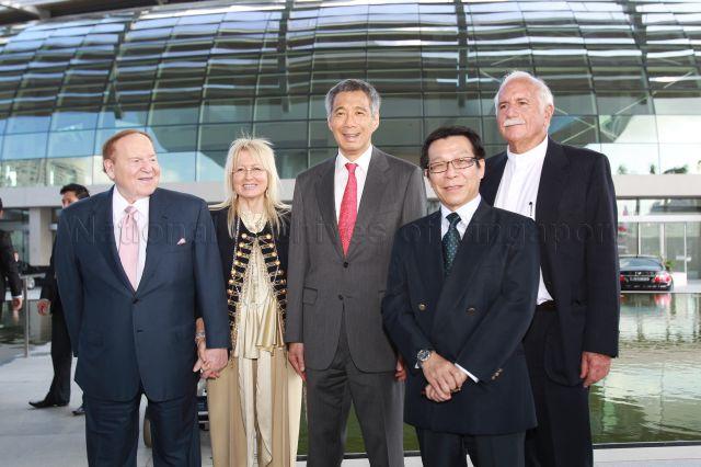 (From right) Architect Moshe Safdie, Minister for National Development Mah Bow Tan, Prime Minister Lee Hsien Loong, Mrs Miriam Adelson and Chairman of Marina Bay Sands (MBS) Sheldon Adelson in a group photograph during the grand opening of MBS