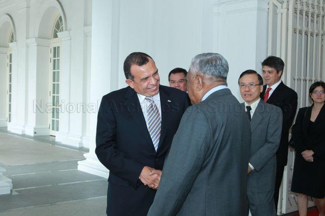Honduran President Porfirio Lobo Sosa bidding farewell to President S R Nathan, who hosted a luncheon for the visiting leader at Istana