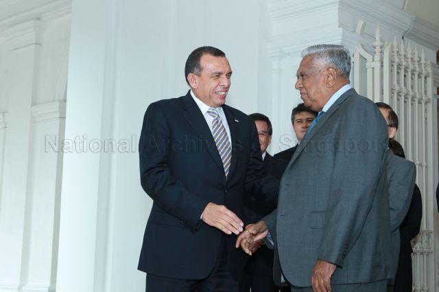 Honduran President Porfirio Lobo Sosa bidding farewell to President S R Nathan, who hosted a luncheon for the visiting leader at Istana