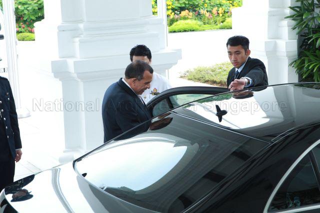 Honduran President Porfirio Lobo Sosa boarding the car at Istana, where President S R Nathan hosted luncheon for him