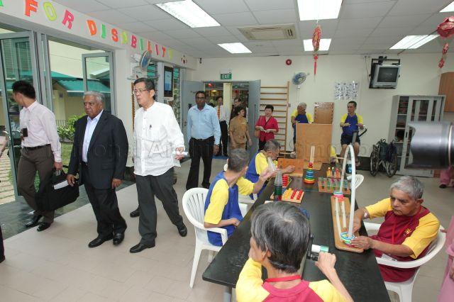 Taken at: Visit and Presentation of personal calligraphy to Sunlove Home at Buangkok Green Medical Park Pictured: President S R Nathan and Chairman of Sunlove Home Committee Wee Lin