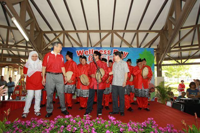 Taken at: Visit to Aljunied-Hougang and Punggol South Divisions at Ci Yuan Green Park Pictured: Prime Minister Lee Hsien Loong, MP for Aljunied GRC Yeo Guat Kwang and MP for Ang Mo Kio GRC Dr Intan Azura Mokhtar