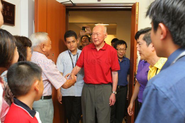 Minister Mentor Lee Kuan Yew visiting a family, who are new residents of one of the Housing Board blocks in Strathmore Avenue, during launch of five-year master plan of Tanjong Pagar Town Council held at Block 61. Also present is Minister for National Development Mah Bow Tan.