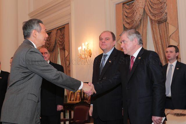 Prime Minister Lee Hsien Loong greeting President of the Chamber of Commerce and Industry of Ukraine Anatoliy Kinakh during meeting with visiting Ukrainian President Viktor Yanukovych at Istana