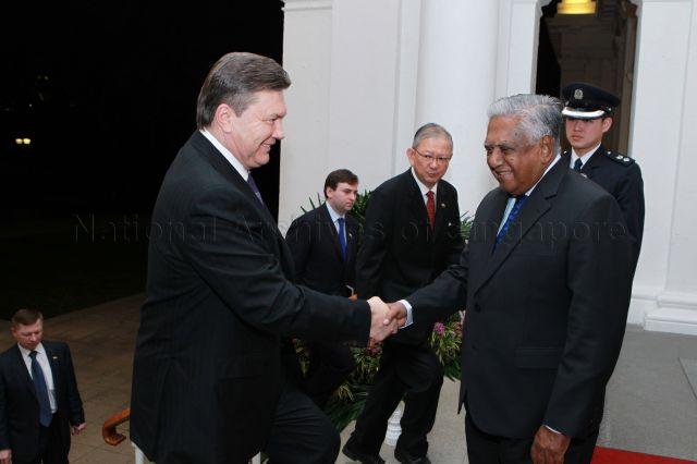 Ukrainian President Viktor Yanukovych, who is on a three-day state visit to Singapore, being greeted by President S R Nathan upon arrival at Istana to attend state banquet
