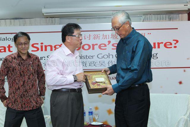 Senior Minister Goh Chok Tong receiving a gift from President of Singapore Polytechnic Graduates' Guild (SPGG) Jimmy Lim during SPGG dialogue titled 'What is Singapore's Future?' held at its grand ballroom in Dover Road. On the left is SPGG First Vice President Hoe Lye Soon.