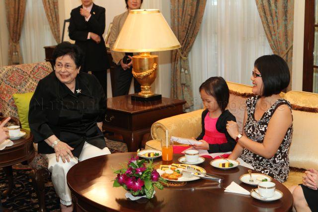 Mrs S R Nathan, wife of the President, with Mrs Chan Heng Kee, wife of Permanent Secretary to Ministry of Community Development, Youth and Sports (MCYS), and her daughter at the reception during Mr Chan's swearing-in ceremony at Istana