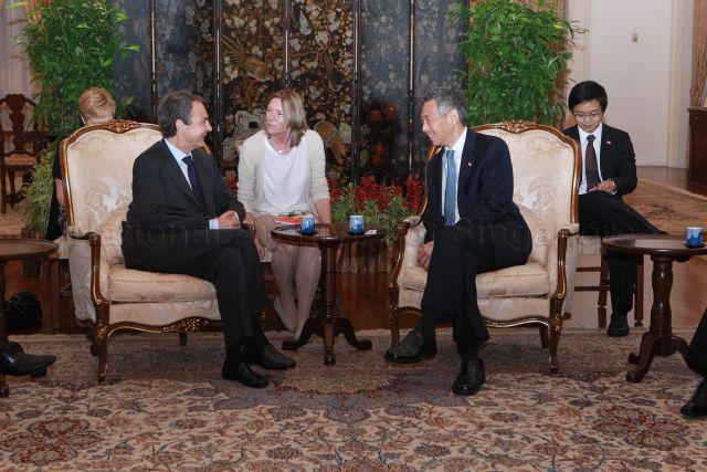 Spanish Prime Minister Jose Luis Rodriguez Zapatero, who is on a two-day working visit to Singapore, calling on his Singaporean counterpart Lee Hsien Loong at Istana