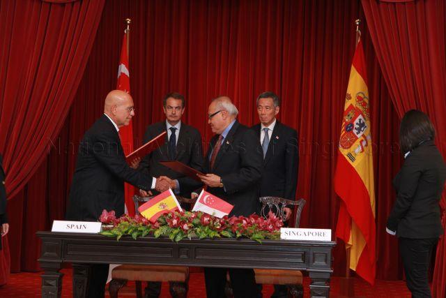 Non-Resident Ambassador of Singapore to Spain Barry Desker and Ambassador of Spain to Singapore Federico Palomera Guez sealing Singapore-Spain Agreement on Cultural, Education and Scientific Cooperation with a handshake during signing ceremony at Istana. Witnessing the ceremony are Prime Minister Lee Hsien Loong and his Spanish counterpart Jose Luis Rodriguez Zapatero.